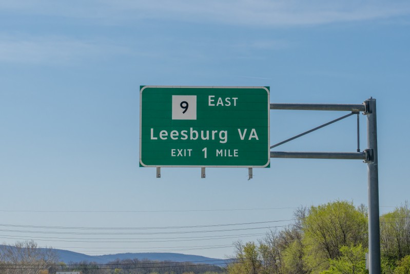 road sign to leesburg virginia